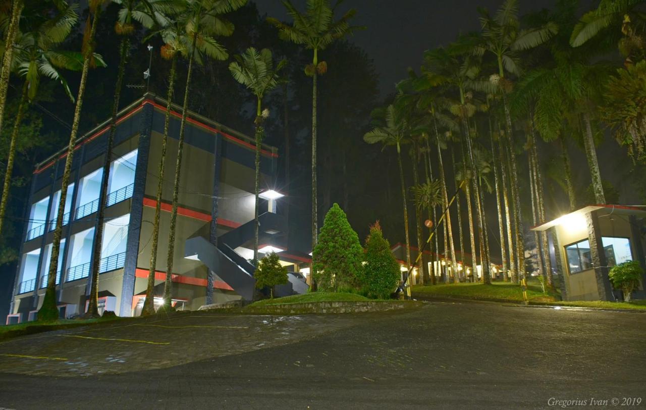 Surya Hotel & Resort Baturraden Exterior foto